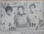 שוער הפועל פ"ת משה לנדסברג בין שחקני מכבי פ"ת נסים כהן ומאיר טיירי (דרבי על גביע אשכנזי, ספטמבר 1979)